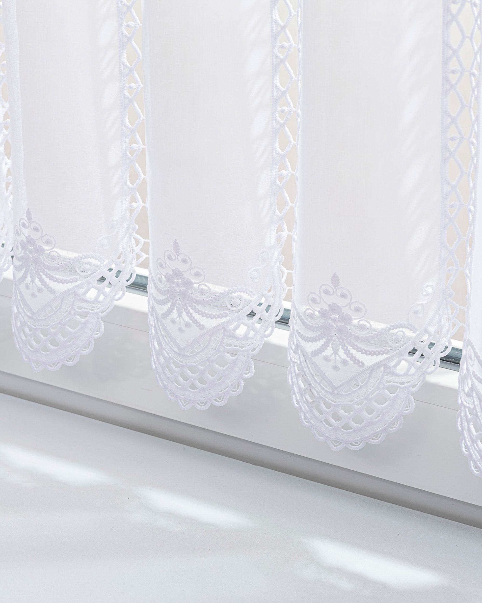 Vitrážková záclonka vyšívaná Ornate výška 40 cm na metre (hover)