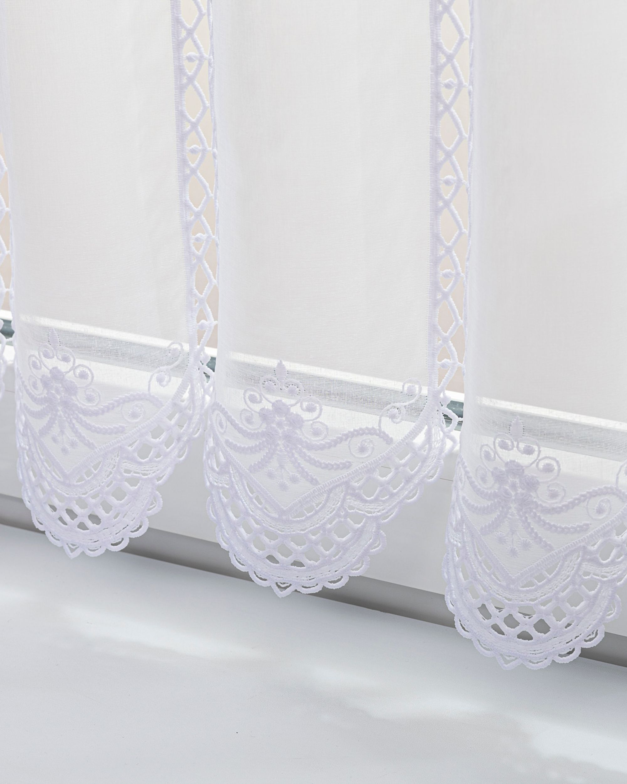 Vitrážková záclonka vyšívaná Ornate výška 60 cm na metre (hover)