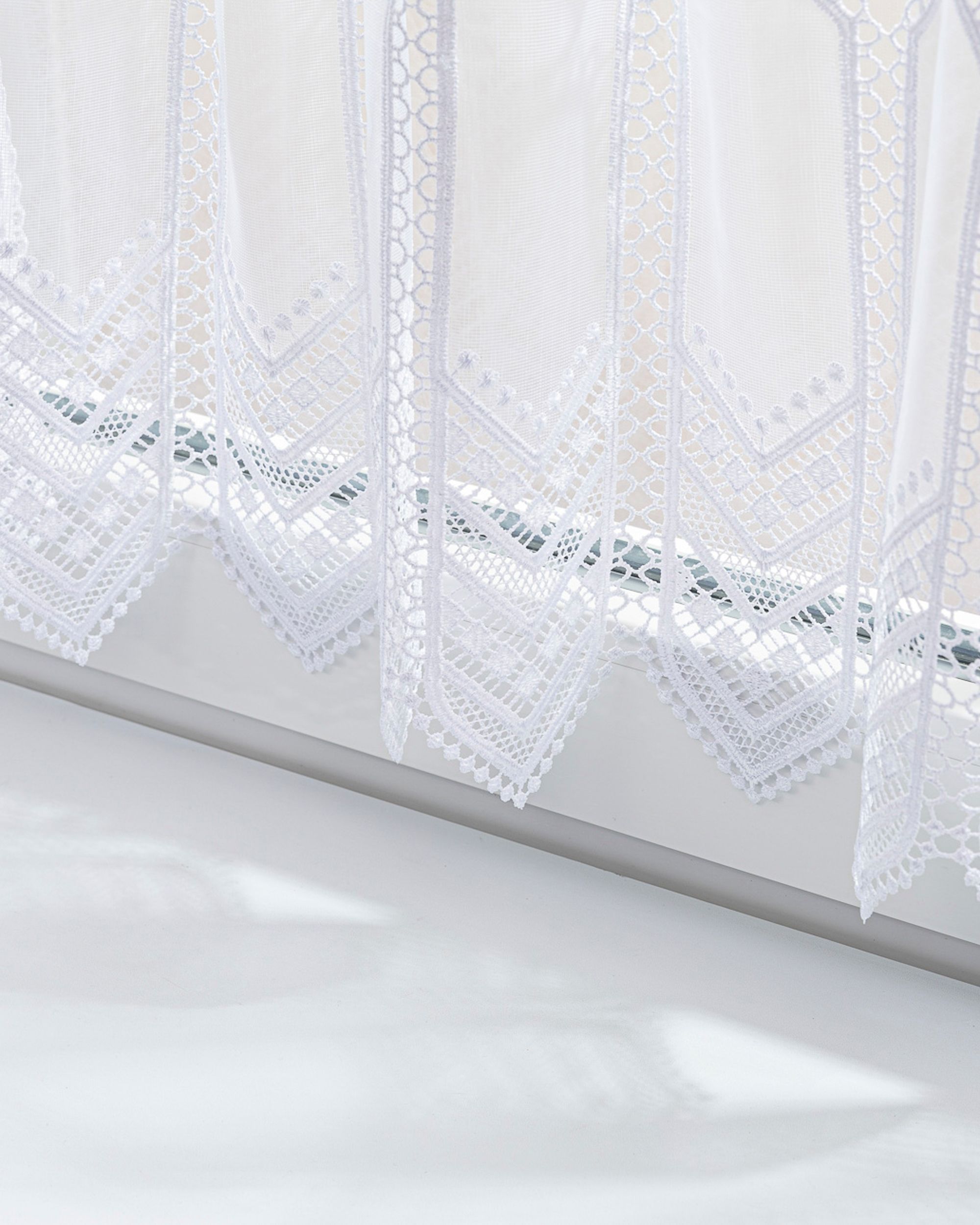 Vitrážková záclonka s gipiúrou Chevron výška 30 cm na metre (hover)