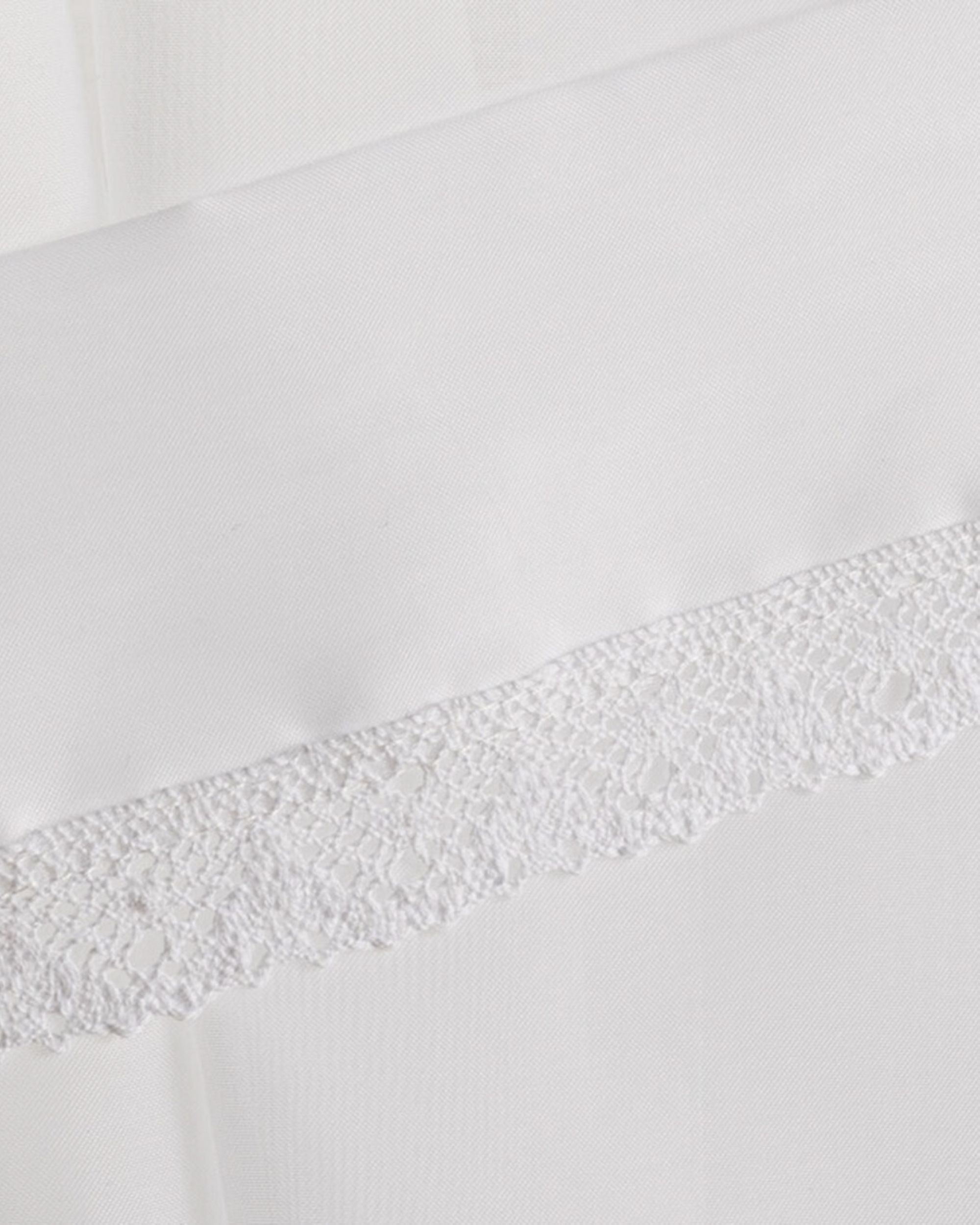 Záclonky Lily 2 ks.,  voál s krajkou - krátke farba produktu biela látka polopriehľadný, lesklá (hover)